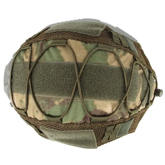 Este casco de airsoft con camuflaje multicam es versátil para todo terreno, con una red de protección y espacio para parches militares, ideal para un equipamiento completo.