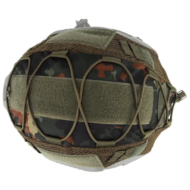 Equipamiento militar esencial para airsoft, este casco táctico presenta un patrón de camuflaje boscoso con una red de protección elástica y paneles de velcro para personalización