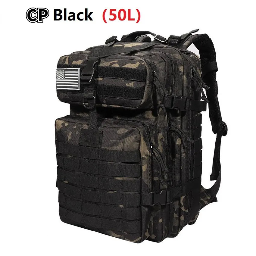 Mochila táctica de camuflaje negro con capacidad de 50L para airsoft, resistente y espaciosa, diseñada para adaptarse a diversas situaciones de entrenamiento militar.