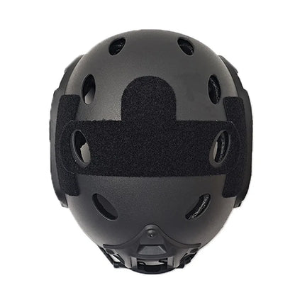 Casco de airsoft negro con diseño de ventilación optimizado, proporcionando flujo de aire y comodidad sin sacrificar la protección táctica militar.