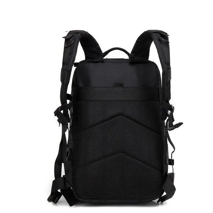 Vista trasera de mochila táctica de airsoft en color negro, con panel de malla transpirable y correas ajustables para máximo confort en maniobras militares.