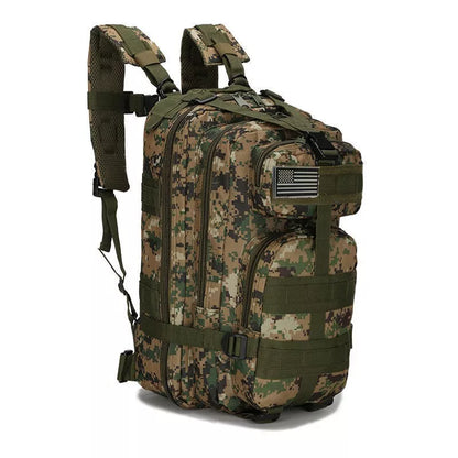 Mochila táctica con estampado de camuflaje militar, resistente y preparada para llevar equipamiento de airsoft a cualquier entorno de combate.