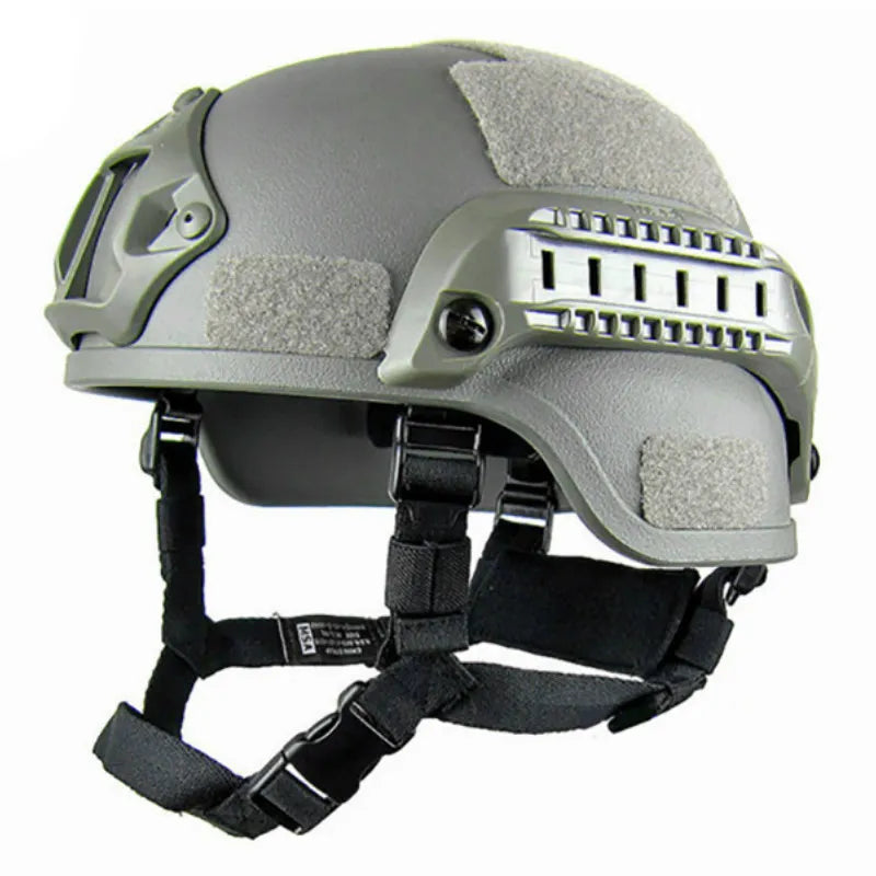 Casco de airsoft H50 en tono gris urbano con sistema de ajuste de precisión, versátil para cualquier conjunto de equipamiento táctico militar.