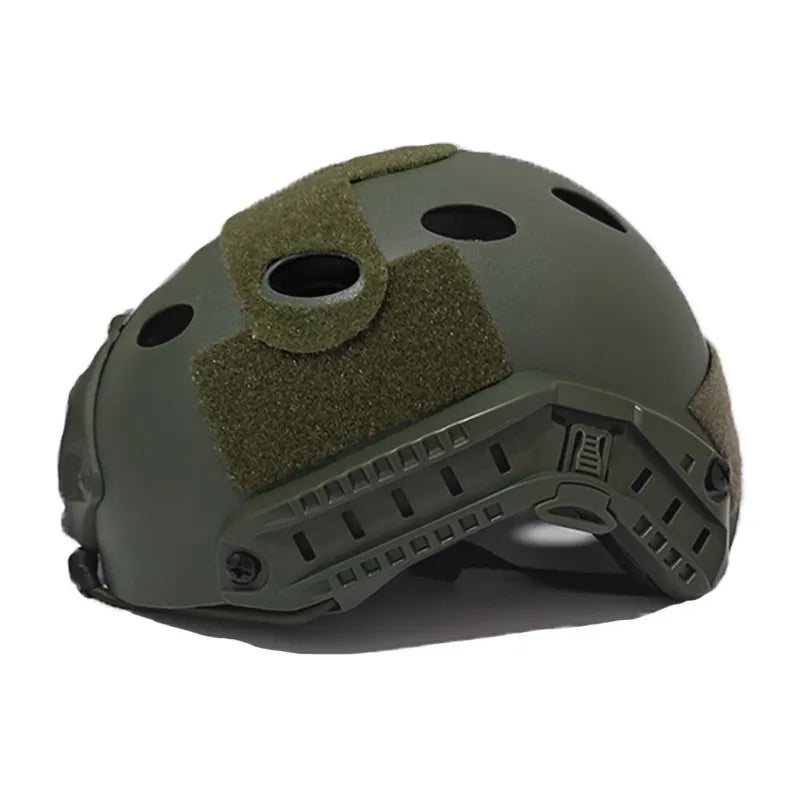 Casco de airsoft H50 en verde oliva con perfil bajo para un ajuste discreto y confortable, adecuado para simulaciones de combate militar y entrenamientos de airsoft.