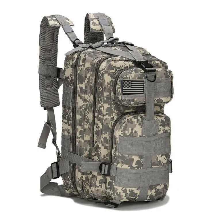 Mochila de airsoft en camuflaje urbano con sistema MOLLE, robusta y espaciosa, diseñada para adaptarse a operaciones tácticas y misiones militares urbanas.