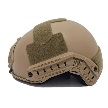 Casco táctico H50 de airsoft en tono arena con velcro frontal y laterales para parches y accesorios, ideal para equipamiento militar de campo