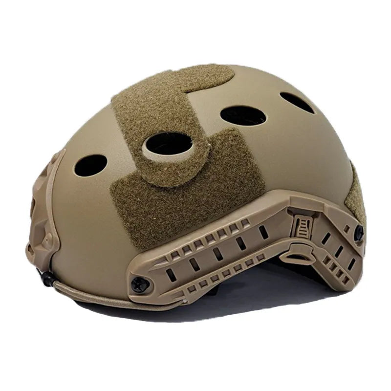 Casco de airsoft H50 color arena claro, con diseño optimizado para la versatilidad táctica, refuerza la autenticidad de cualquier equipamiento militar.