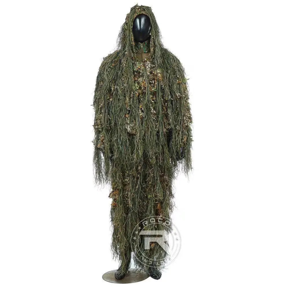 Conjunto de camuflaje ghillie completo para airsoft, incorporando una mezcla de elementos naturales para una ocultación efectiva en misiones tácticas y juegos de guerra.