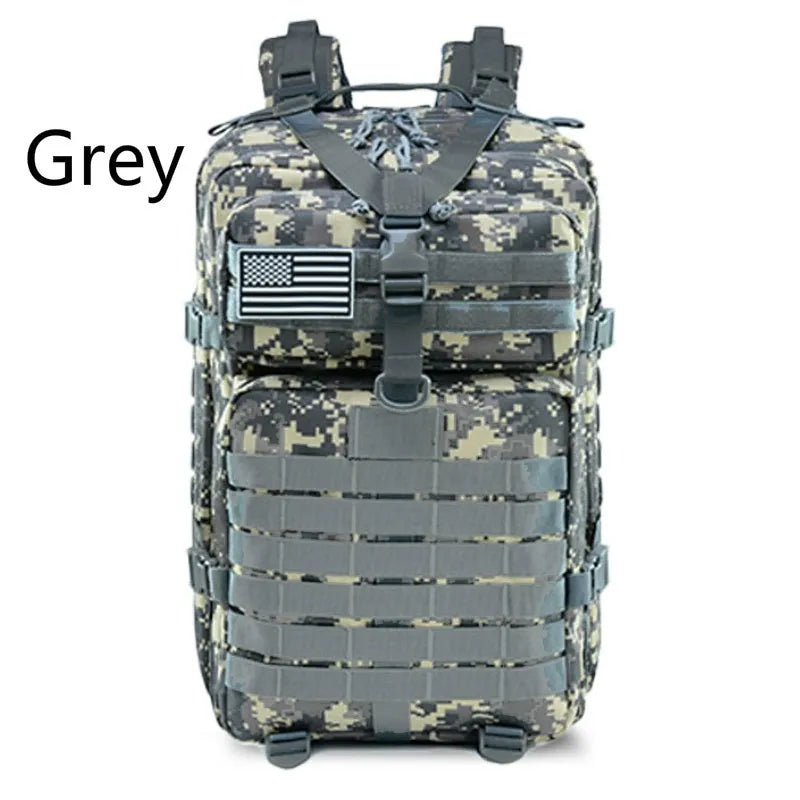 Mochila táctica con patrón de camuflaje gris, diseñada para airsoft, con múltiples bolsillos y sistema MOLLE para una organización eficiente del equipo.