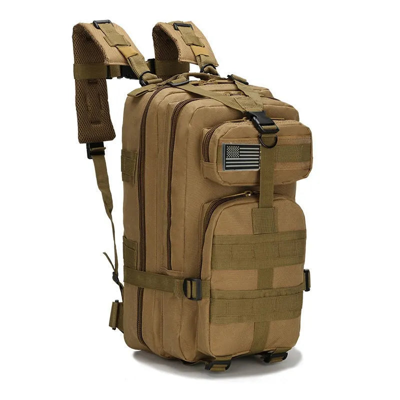 Mochila táctica de color arena para airsoft con capacidad amplia y bolsillos organizadores, adecuada para entrenamiento militar y operaciones tácticas.