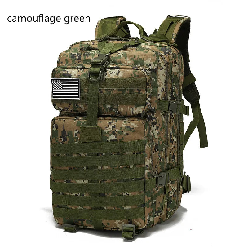 Resistente mochila táctica de camuflaje verde para airsoft, con sistema MOLLE para personalización y capacidad amplia, perfecta para entornos de entrenamiento militar.