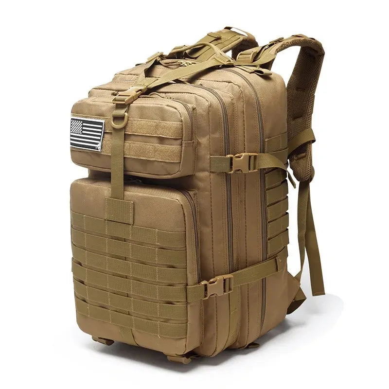 Mochila táctica de color arena para airsoft con diseño ergonómico, equipada para llevar cómodamente todo el equipamiento necesario en simulaciones militares.