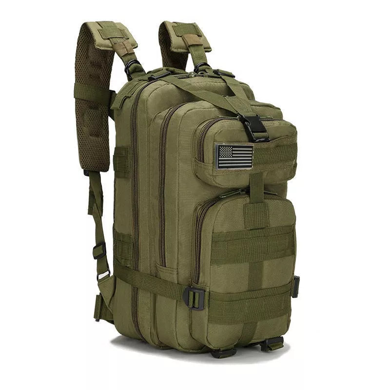 Mochila militar de airsoft en verde oliva con compartimentos multiusos y sistema MOLLE, perfecta para transportar equipamiento táctico esencial.