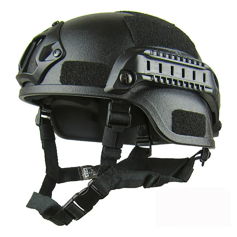 Casco táctico de airsoft H50 en negro intenso, preferido para operaciones encubiertas, con diseño que complementa cualquier equipamiento militar moderno.