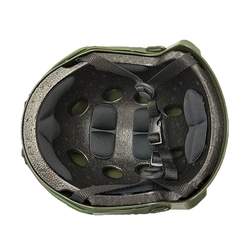 Detalle interior de un casco táctico de airsoft verde oliva, mostrando el sistema de suspensión ajustable y acolchado para uso militar prolongado.