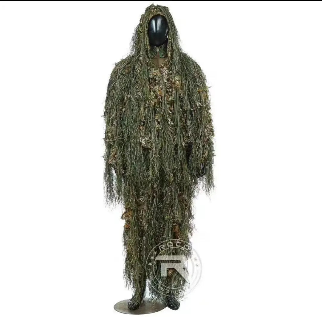 Perfil de traje de camuflaje ghillie con amplia cobertura, ideal para estrategias de sigilo en airsoft y simulaciones militares, con textura que imita la vegetación para una ocultación efectiva.