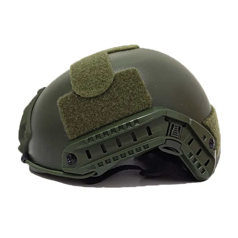 Casco táctico H50 de airsoft en verde bosque, ideal para camuflaje en escenarios naturales, compatible con diversos accesorios de equipamiento militar.